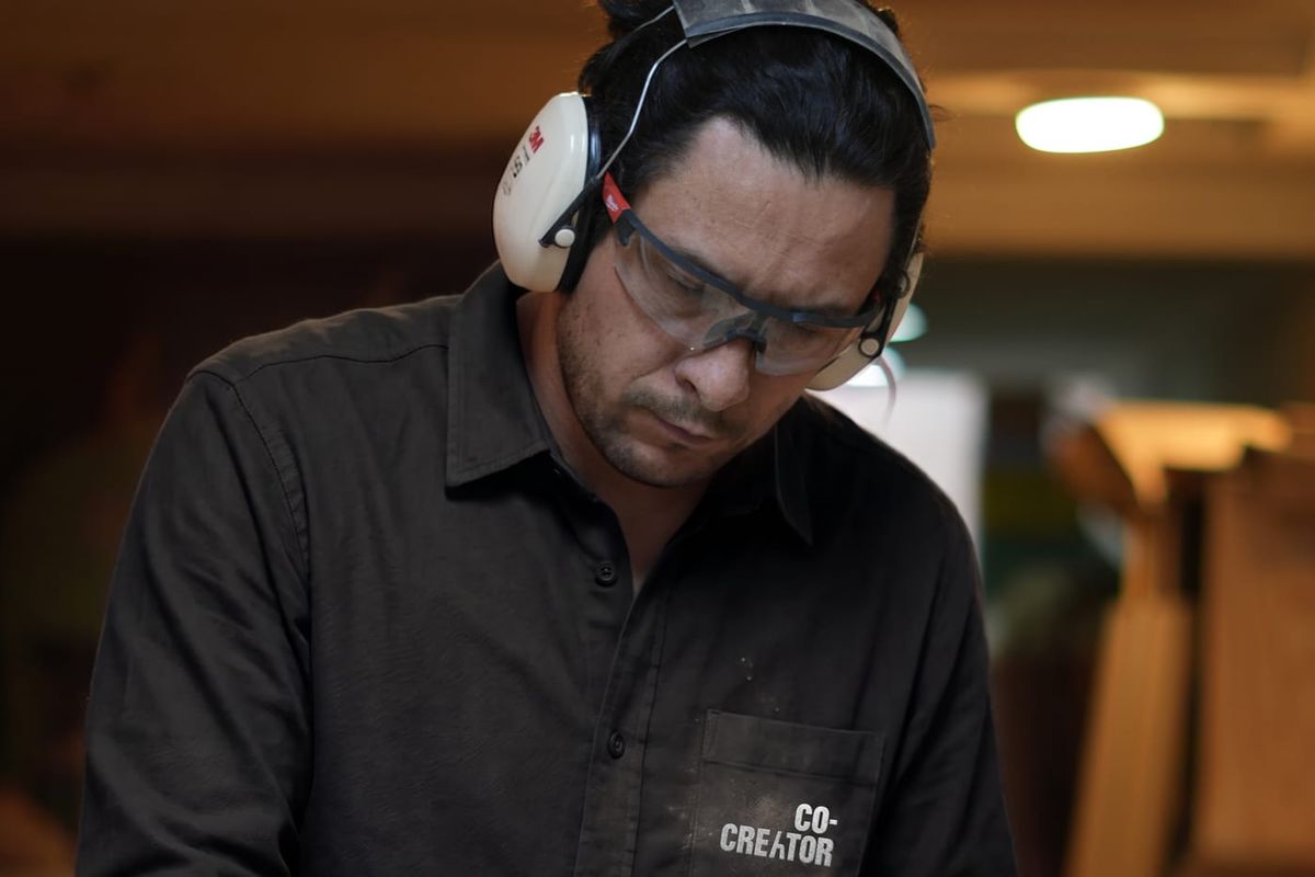 Iván Ramírez, maestro carpintero de Co-Creator