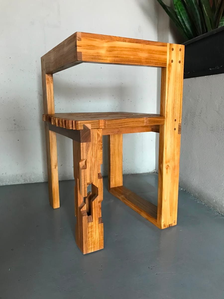 Silla de madera de autor de Co-Creator con ensambles a la vista