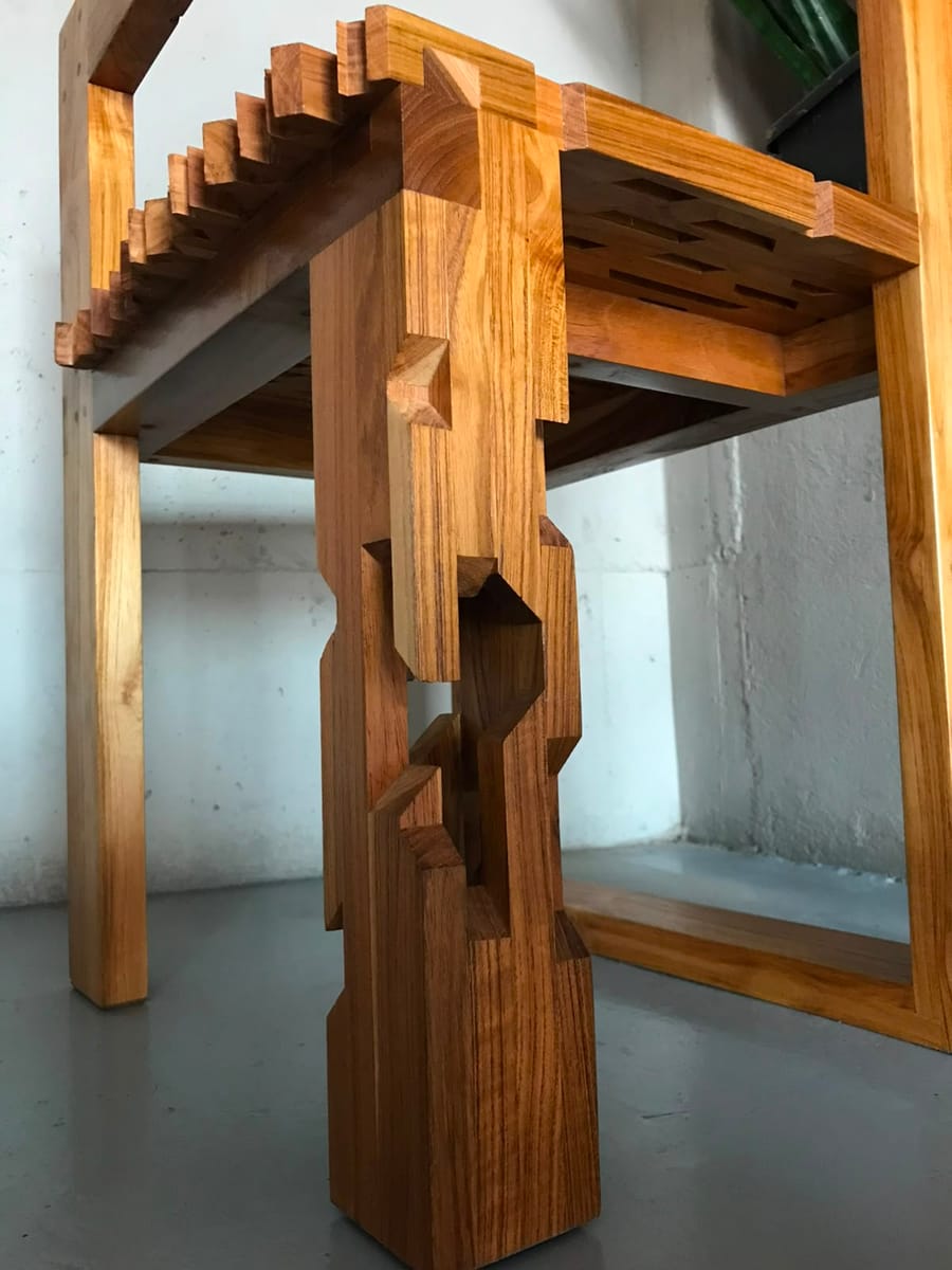 Detalle de la pata tallada de una silla de Co-Creator