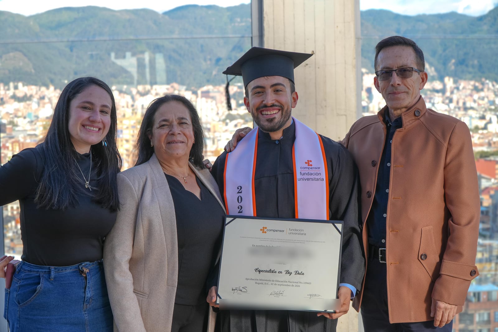 Gabo con su familia en una terraza de Bogotá, con el diploma en las manos y los cerros al fondo
